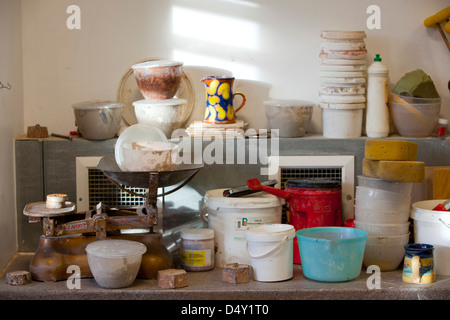 Una classe di ceramica a Cardonald college di Glasgow. Foto Stock