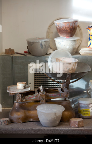 Una classe di ceramica a Cardonald college di Glasgow. Foto Stock