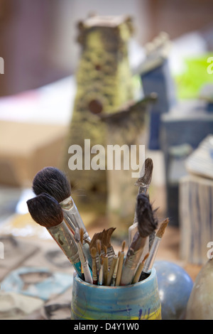 Una classe di ceramica a Cardonald college di Glasgow. Foto Stock