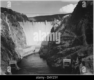 Ansel Adams ha scattato questa iconica fotografia in bianco e nero del fiume Colorado che conduce verso la diga di Hoover, con l'architettura Art Deco della diga e il circostante Black Canyon. Mette in evidenza la grandezza del paesaggio e l'importanza del lago Mead. Foto Stock