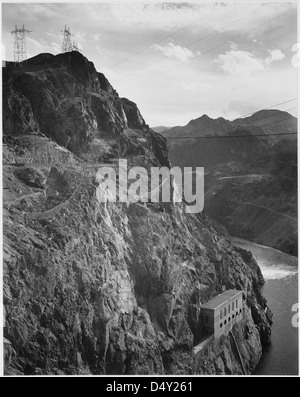 Una fotografia di Ansel Adams mostra le linee di trasmissione della diga di Boulder sopra il fiume Colorado e il Black Canyon. L'immagine, in bianco e nero, mette in risalto lo stile art deco della diga di Hoover e il suo significato ingegneristico. Preso come parte di un progetto del National Park Service degli Stati Uniti, mette in mostra le caratteristiche iconiche di questo monumento. Foto Stock