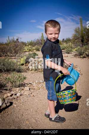 Una bella posa per la fotocamera da un ragazzo autistico di 5 anni. Foto Stock