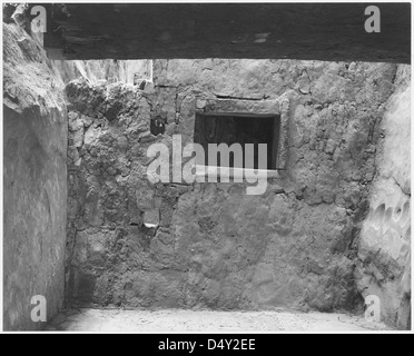 Questa fotografia del 1941 di Ansel Adams mostra l'interno delle rovine di Cliff Palace nel Mesa Verde National Park, Colorado. L'immagine cattura le caratteristiche architettoniche dell'abitazione sulla scogliera, evidenziando le strutture delle pareti e delle finestre. La foto fa parte della collezione del National Park Service degli Stati Uniti, che mostra gli sforzi di conservazione storica. Foto Stock