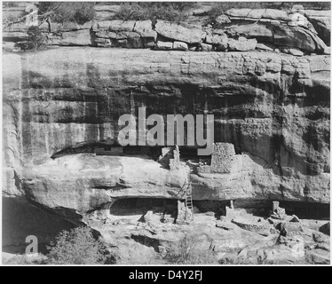 Una fotografia in bianco e nero di Ansel Adams delle dimore rupestri del Mesa Verde National Park in Colorado, scattata nel 1941. L'immagine mostra l'antica architettura e il significato storico del sito, preservato dal National Park Service degli Stati Uniti. Foto Stock