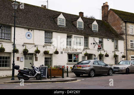 Il Red Lion Inn Pub, Cricklade, una piccola città nel Wiltshire, Inghilterra REGNO UNITO Foto Stock