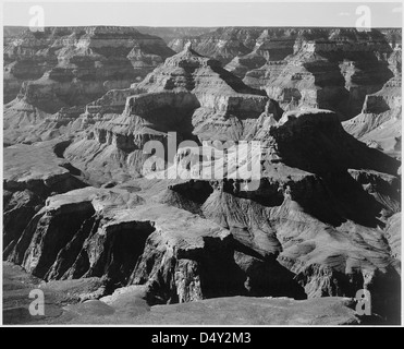 Questa fotografia in bianco e nero di Ansel Adams cattura le splendide formazioni rocciose del Grand Canyon National Park in Arizona, mostrando il paesaggio iconico conservato dal National Park Service degli Stati Uniti. Foto Stock