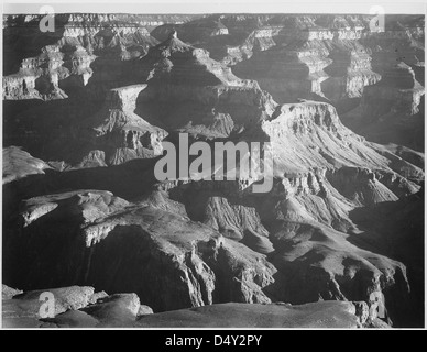L'iconica fotografia in bianco e nero di Ansel Adams cattura la grandezza del Grand Canyon National Park in Arizona. L'immagine sottolinea la bellezza naturale e le dimensioni di questo sito patrimonio dell'umanità dell'UNESCO. Foto Stock