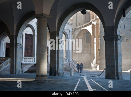 Bergamo - raggi betwin Duomo e Cattedrale sotto arco in città alta Foto Stock