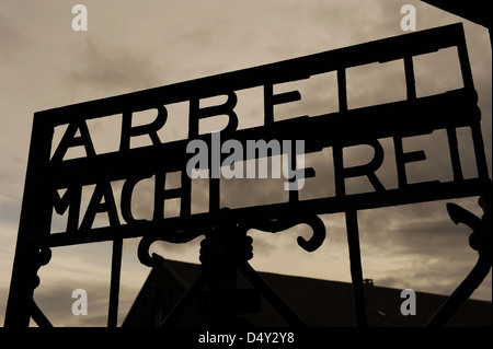 Campo di Concentramento di Dachau. Campo nazista di prigionieri aperto nel 1933. Slogan Arbeit macht frei (lavoro rende libero). La porta principale. Foto Stock