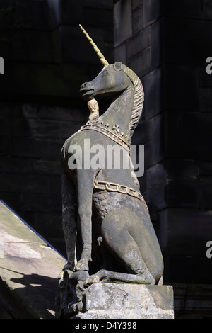 Dettaglio dell'Unicorn sulla scala del Leone e dell'Unicorno del XVII secolo presso l'Università di Glasgow, Scozia, Regno Unito Foto Stock