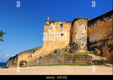 Esterno del Fort Jesus sull isola di Mombasa, in Kenya, Africa orientale Foto Stock