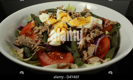 Una sana insalata di tonno Foto Stock