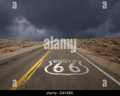 La storica Route 66 storm sky in California il Mojave Desert. Foto Stock