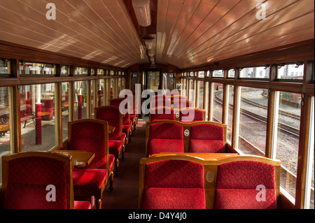 Interno del restaurato Festiniog carrozza ferroviaria nella stazione di Porthmadog Foto Stock