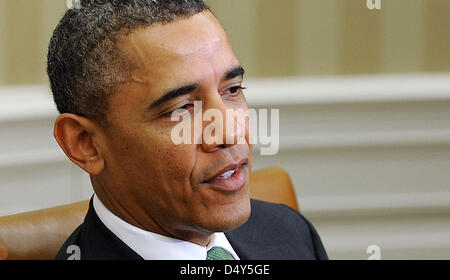 Washington DC, Stati Uniti d'America. Xix Marzo 2013. Il Presidente degli Stati Uniti Barack Obama parla durante un incontro con il Primo Ministro irlandese Enda Kenny all Ufficio Ovale della Casa Bianca di Washington, DC, Stati Uniti d'America, 19 marzo 2013. Foto: Olivier Douliery/dpa/Alamy Live News Foto Stock