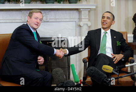 Washington DC, Stati Uniti d'America. Xix Marzo 2013. Il Presidente degli Stati Uniti Barack Obama (R) incontra il Primo Ministro irlandese Enda Kenny all Ufficio Ovale della Casa Bianca di Washington, DC, Stati Uniti d'America, 19 marzo 2013. Foto: Olivier Douliery/dpa/Alamy Live News Foto Stock