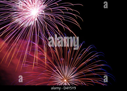 Coloratissimi fuochi d'artificio sul cielo scuro, Foto Stock