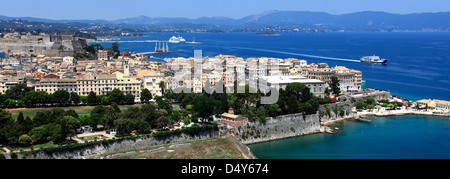 Vista sulla città di Corfù dal vecchio Fort, un patrimonio mondiale UNESCO città, l'isola di Corfù, Grecia, Europa Foto Stock