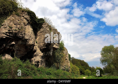 Creswell Crags Lago e Ice Age Grotte, verde primavera colori, Worksop, Nottinghamshire, Inghilterra Foto Stock