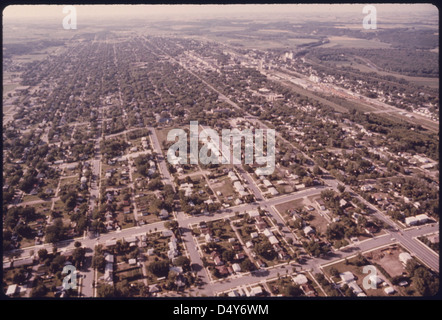 Una fotografia aerea di DOCUMERICA mostra la città di New Ulm, Minnesota, fondata da immigrati tedeschi, che riflette i modelli di insediamento e lo sviluppo storico di questa comunità americana. Foto Stock