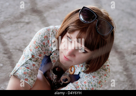 Il giovane bella ragazza è dietro le sbarre con un attenta occhiata un close up Foto Stock