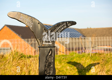 Pannelli solari sul tetto di una scuola materna in Seaton, Workington, Cumbria, Regno Unito. Foto Stock