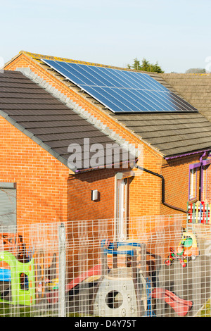 Pannelli solari sul tetto di una scuola materna in Seaton, Workington, Cumbria, Regno Unito. Foto Stock