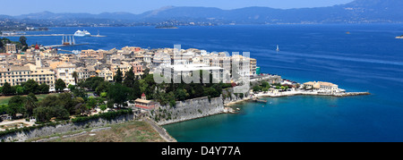 Vista sulla città di Corfù dal vecchio Fort, un patrimonio mondiale UNESCO città, l'isola di Corfù, Grecia, Europa Foto Stock