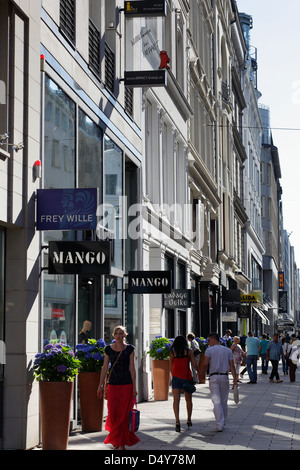 Amburgo, Germania, i passanti nell'esclusiva strada dello shopping di Neuer Wall Foto Stock