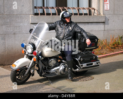 Seattle dipartimento di polizia moto officer presso un Anti dimostrazione della polizia nel centro cittadino di Seattle, Washington, Stati Uniti d'America Foto Stock