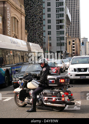 Seattle del Dipartimento di Polizia di cop motocicletta in corrispondenza di un Anti dimostrazione della polizia nel centro cittadino di Seattle, Washington, Stati Uniti d'America Foto Stock