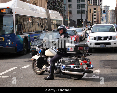 Seattle del Dipartimento di Polizia di cop motocicletta ferma il traffico a una polizia anti dimostrazione nel centro cittadino di Seattle, Washington, Stati Uniti d'America Foto Stock