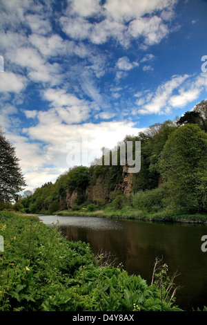 Creswell Crags Lago e Ice Age Grotte, verde primavera colori, Worksop, Nottinghamshire, Inghilterra Foto Stock