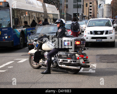 Seattle del Dipartimento di Polizia di cop motocicletta ferma il traffico a una polizia anti dimostrazione nel centro cittadino di Seattle, Washington, Stati Uniti d'America Foto Stock