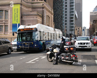 Seattle del Dipartimento di Polizia di cop motocicletta ferma il traffico a una polizia anti dimostrazione nel centro cittadino di Seattle, Washington, Stati Uniti d'America Foto Stock