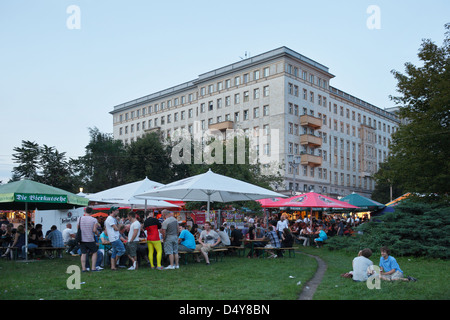 Berlino, Germania, i visitatori alla birra di miglio in Karl-Marx-Allee Foto Stock