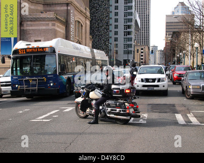 Seattle del Dipartimento di Polizia di cop motocicletta ferma il traffico a una polizia anti dimostrazione nel centro cittadino di Seattle, Washington, Stati Uniti d'America Foto Stock