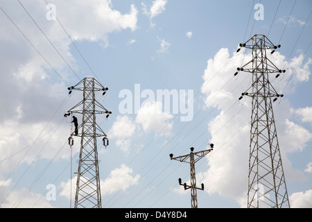 Uomo al lavoro su un valore di tensione alto traliccio erzurum, area nord-Anatolia orientale, Turchia, Asia Foto Stock