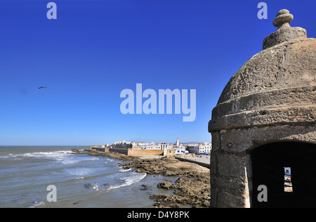 Dai genovesi-cittadella costruito guardando sopra la baia verso i bastioni della cinquecentesca fortezza Portoghese di Essaouira Foto Stock