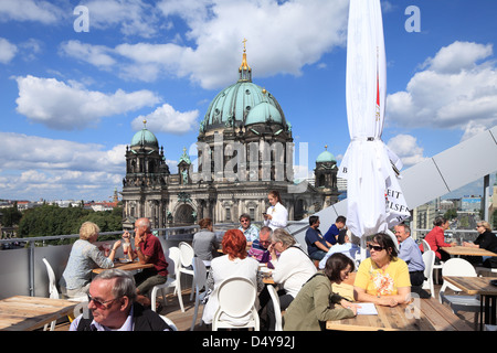 Berlino, Germania, i visitatori per la piattaforma di osservazione della Humboldt Box Foto Stock