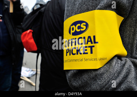 Una vista ravvicinata di un giallo e blu armband lettura ' PC, gazzetta picket' in un rally al di fuori del Parlamento europeo sulla giornata di bilancio. Foto Stock