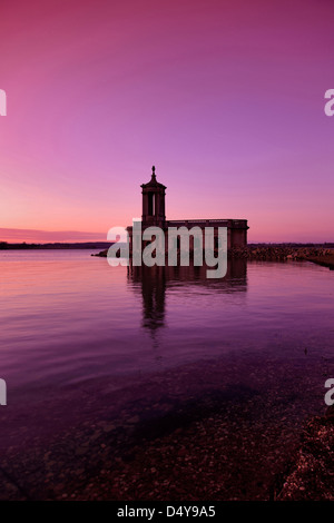 Tramonto sulla chiesa di Normanton, il bacino idrico di Rutland, Rutland, Regno Unito Foto Stock