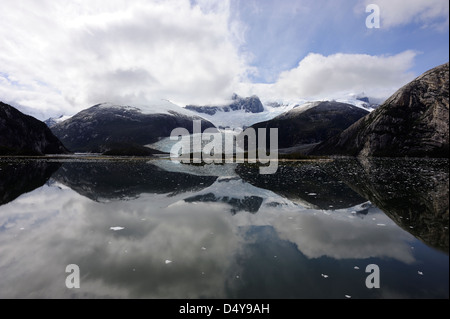 Il Ghiacciaio Pia fluisce nel fiordo di Garibaldi fuori dello Stretto di Magellano. Fiordo di Garibaldi, stretto di Magellano, Repubblica del Cile. Foto Stock