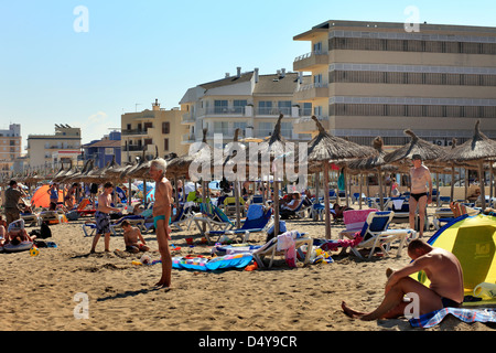 Can Picafort, Spagna, bagnanti sulla spiaggia di Can Picafort Foto Stock