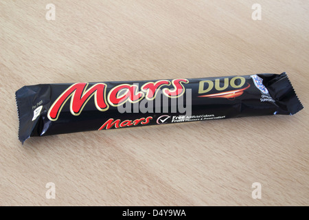 Mars Duo barra di cioccolato su uno sfondo di legno Foto Stock