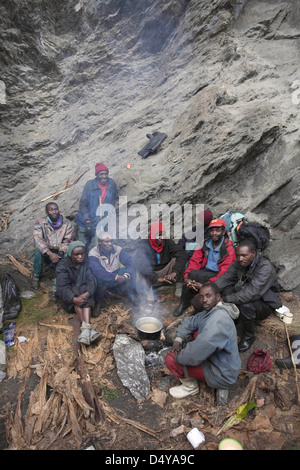 Traeger al bivacco in Bujungolo Rock Shelter, Ruwenzori, Uganda. Foto Stock