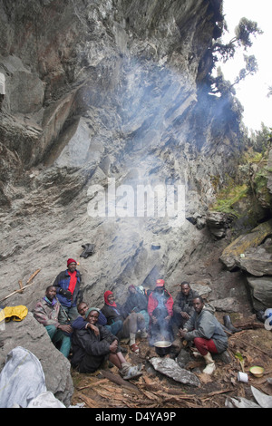 Traeger al bivacco in Bujungolo Rock Shelter, Ruwenzori, Uganda. Foto Stock