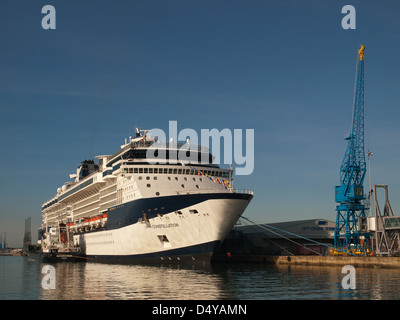 Nave da crociera Celebrity Constellation ormeggiato a Southampton Hampshire REGNO UNITO Inghilterra essendo rifornito di combustibile dalla petroliera bunker Whitchallenger Foto Stock