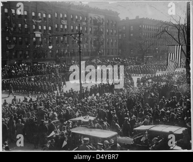 Una fotografia del febbraio 1919 che mostra i soldati della 369th Infantry, noti anche come Harlem Hellfighters, che tornano a casa dopo la prima guerra mondiale. L'immagine, scattata a New York City, cattura la celebrazione del dopoguerra e il riconoscimento del loro servizio. Foto Stock