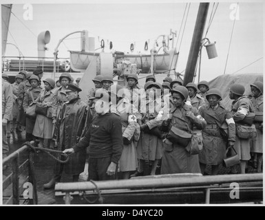 Le infermiere dell'esercito degli Stati Uniti, appena arrivate, allineano la ferrovia della loro nave mentre tira nel porto di Greenock, Scozia, nel Teatro europeo delle operazioni. Foto Stock